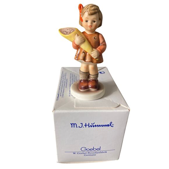 Hummel Goebel A Sweet Offering 549/3/0 With a Hummel Box - Picture 1 of 5